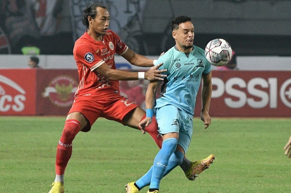 Pesepak bola Madura United FC Luiz Marcelo (kanan) dihadang pesepak bola Persija Jakarta Hansamu Yama (kiri) pada pertandingan Liga 1 di Stadion Patriot Chandrabhaga, Bekasi, Jawa Barat, Sabtu (17/9/2022). ANTARA FOTO/ Fakhri Hermansyah/aww.