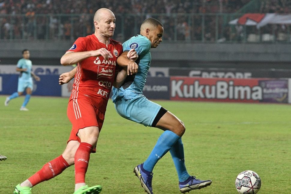 Pesepak bola Persija Jakarta Michael Krmencik (kiri) dihadang pesepak bola Madura United Cleberson Martins (kanan) pada pertandingan Liga 1 di Stadion Patriot Chandrabhaga, Bekasi, Jawa Barat, Sabtu (17/9/2022). ANTARA FOTO/ Fakhri Hermansyah/aww.