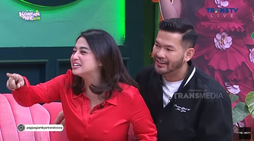 Dewi Perssik dan Rian Ibram [YouTube: Trans TV]