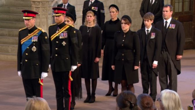 Potret cucu Ratu Elizabeth II saat prosesi vigil dari depan ada Pangeran William, Pangeran Harry, Putri Beatrice, Putri Eugenie, James, Lady Louise,  Zara Tindall dan Pete Phillips (YouTube/The Royal Family Channel)