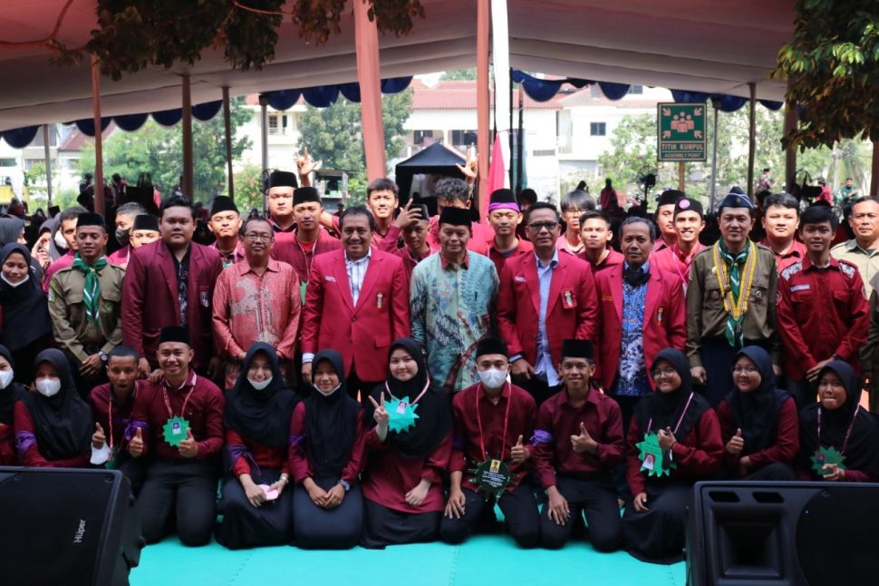 Rektor UMJ, Dr. Ma’mun Murod Al-Barbasy, Wakil Ketua MPR RI, Muhammad Hidayat Nur Wahid foto bersama jajaran kampus dan mahasiswa baru yang mengikuti PKKMB UMJ. [IST]