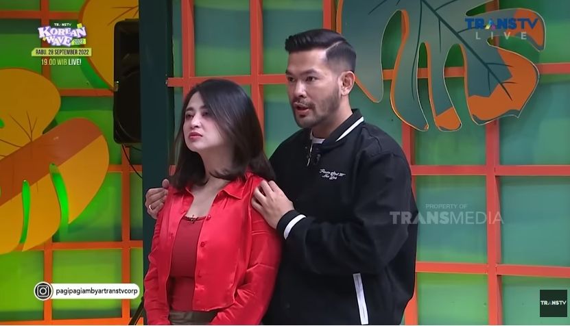 Dewi Perssik dan Rian Ibram [YouTube: Trans TV]