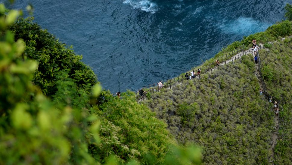 Wisatawan mengunjungi Pantai Kelingking, Nusa Penida, Klungkung, Bali, Sabtu (17/9/2022). [ANTARA FOTO/Fikri Yusuf/aww]