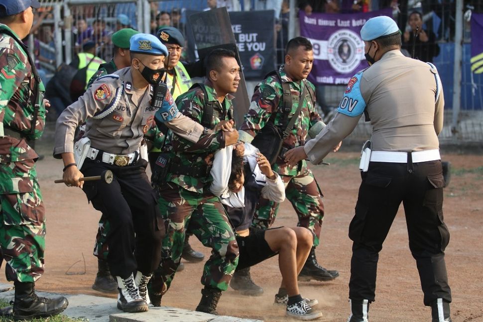 Petugas gabungan mengamankan suporter saat laga Liga 1 antara Persik Kediri melawan Arema FC di Stadion Brawijaya, Kota Kediri, Jawa Timur, Sabtu (17/9/2022). ANTARA FOTO/Prasetia Fauzani/aww.