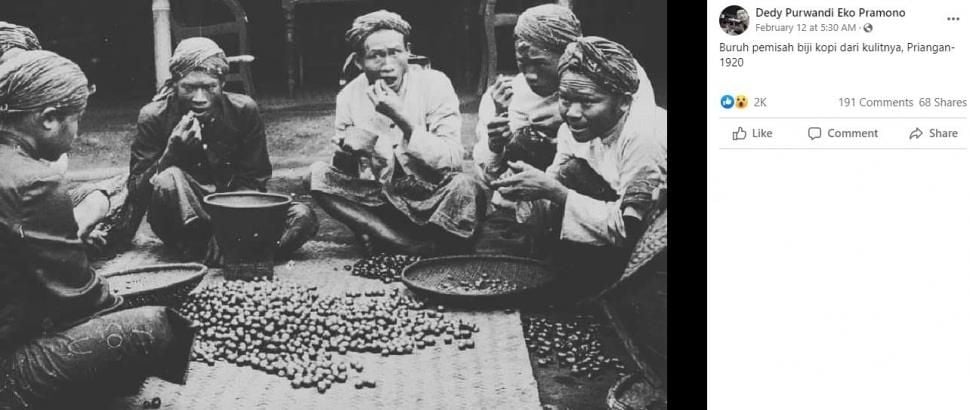 Foto pemisahan kopi di era jadul ini menarik perhatian netizen. (KITLV via Facebook/ Indonesia Tempoe Doeloe)