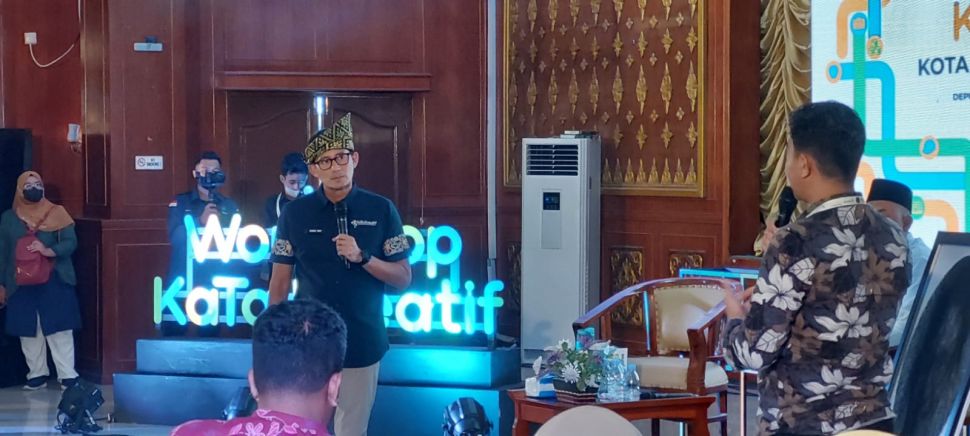 Menteri Pariwisata dan Ekonomi Kreatif/Kepala Badan Pariwisata dan Ekonomi Kreatif Sandiaga Salahuddin Uno memberikan tips kepada para pelaku ekonomi kreatif (Ekraf) kerja dengan 4 As.