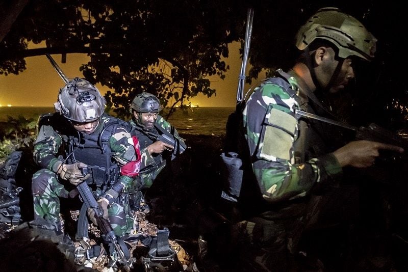 Pasukan Khusus TNI AL melakukan perimeter tempur saat Latihan Operasi Dukungan Pasukan Khusus di Pulau Damar, Jakarta, Senin (19/9/2022) dini hari. [ANTARA FOTO/Muhammad Adimaja /foc].