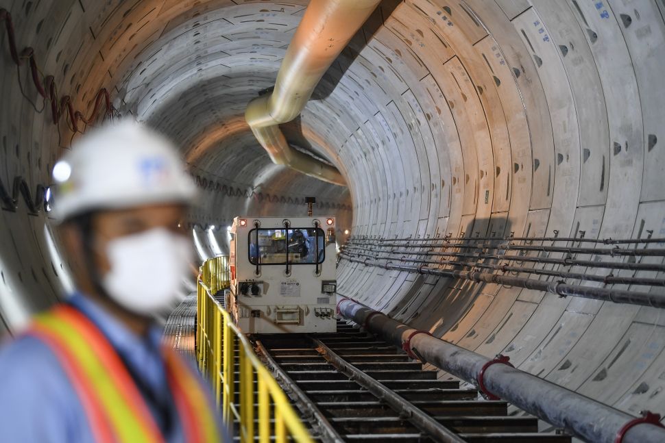 Pekerja berada di tunnel proyek pembangunan jalur MRT Jakarta fase 2A CP201 di kawasan Monumen Nasional (Monas), Jakarta, Selasa (20/9/2022).[ANTARA FOTO/M Risyal Hidayat/foc].