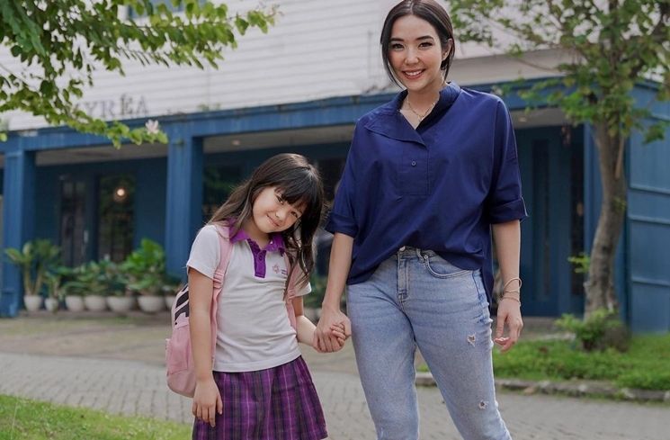 Gaya artis saat antar anak sekolah (Instagram/@gisel_la)