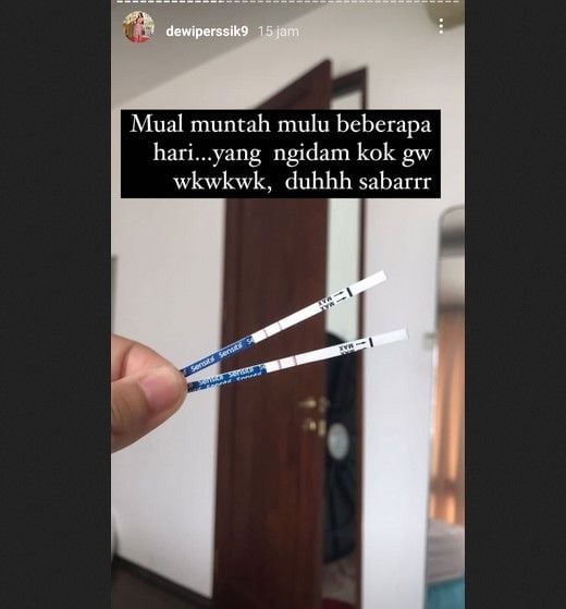 Dewi Perssik pamer tanda kehamilan di Instagram Story. 