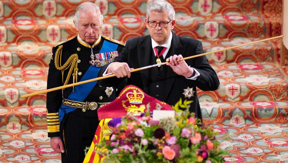 Raja Charles III (kiri) menyaksikan Lord Chamberlain mematahkan Tongkat Kerajaan saat prosesi pemakaman Ratu Inggris Elizabeth II di Kapel St George yang ada di dalam Kastil Windsor, Inggris, Senin (19/9/2022). [Ben Birchall / POOL / AFP]