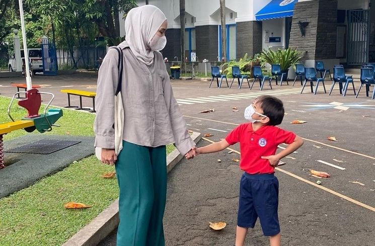 Gaya artis saat antar anak sekolah (Instagram/@zaskiadyamecca)