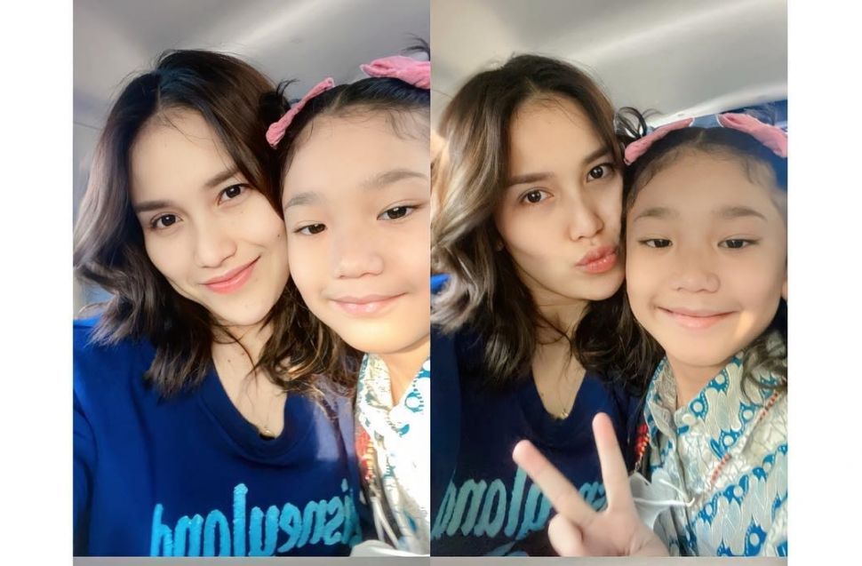 Gaya artis saat antar anak sekolah (Instagram/@ayutingting92)