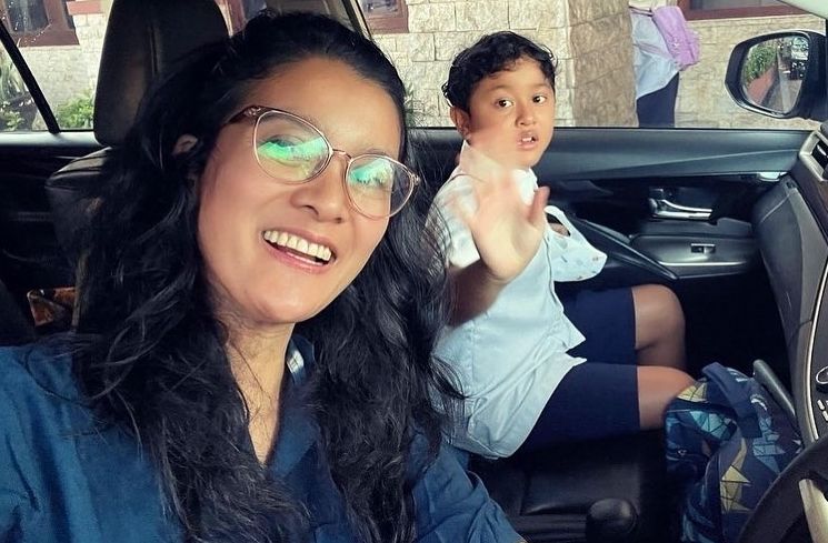 Gaya artis saat antar anak sekolah (Instagram/@marcella.zalianty)