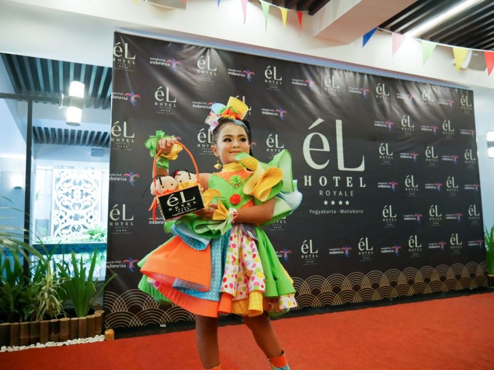 Parade Fashion Show Meriahkan Suasana Kolam Renang di El Hote Royale Yogyakarta Malioboro