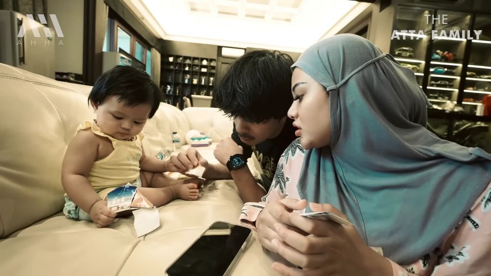 Posesif Banget! Atta Halilintar Hukum Kelinci Gegara Gigit Kaki Baby Ameena Hingga Robek. (Dok: YouTube/AH)