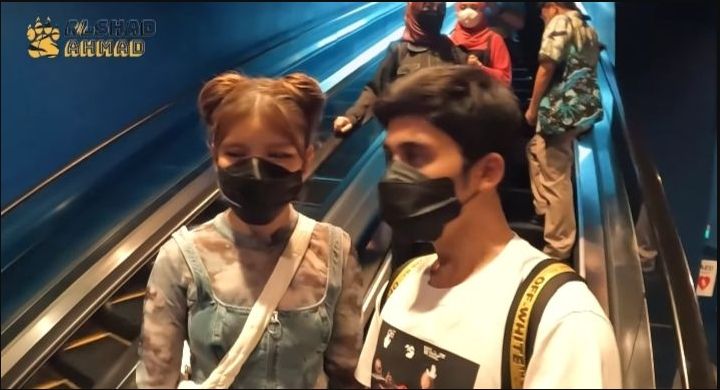 Momen Liburan Alshad Ahmad dan Tiara Andini di Singapura (YouTube/Alshad Ahmad)