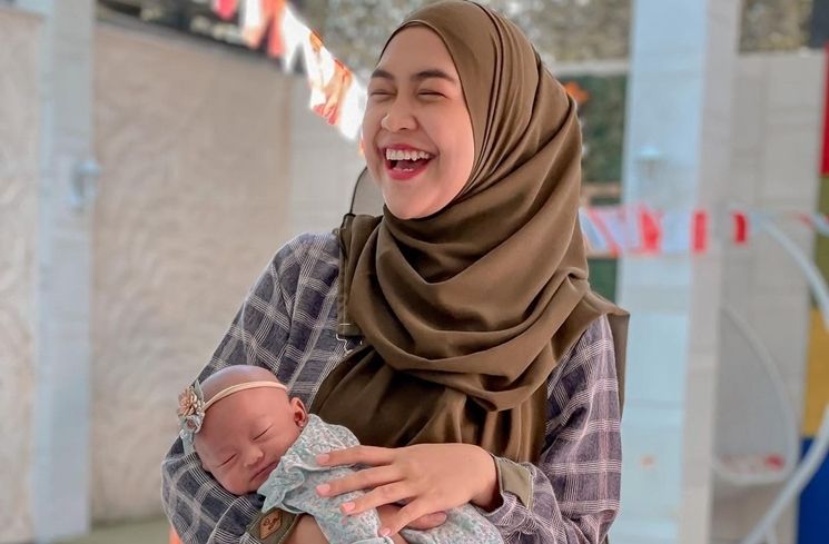 Potret Ria Ricis Momong Baby Moana (YouTube/Ricis Official)