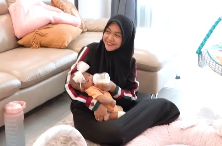 Potret Ria Ricis Momong Baby Moana (YouTube/Ricis Official)