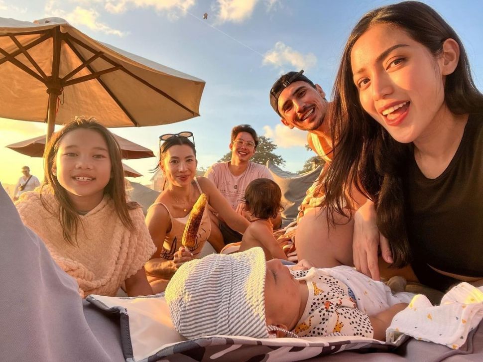 Potret Jessica Iskandar Momong Baby Don. (Instagram/inijedar)