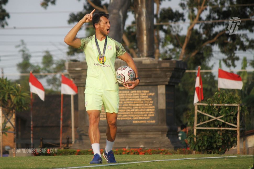 Pelatih anyar Barito Putera Rodney Goncalves memimpin sesi latihan Laskar Antasari di Pati, Jawa Tengah. [AFP]