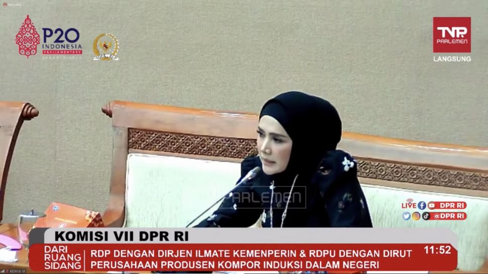 Anggota Komisi VII DPR RI Mulan Jameela mengkritik program pemerintah terkait konversi kompor gas ke kompor induksi. (Suara.com/Novian)