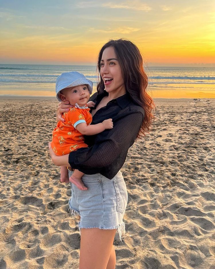 Potret Jessica Iskandar Momong Baby Don. (Instagram/inijedar)