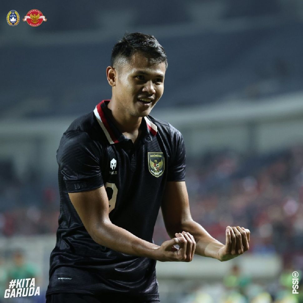 Striker Timnas Indonesia, Dimas Drajad melakukan selebrasi setelah mencetak gol ketiga timnya dalam laga persahabatan FIFA Matchday antara Timnas Indonesia vs Curacao di Stadion Gelora Bandung Lautan Api (GBLA), Bandung, Sabtu (24/9/2022) malam WIB. Indonesia menang 3-2 atas Curacao. [Twitter/@PSSI]