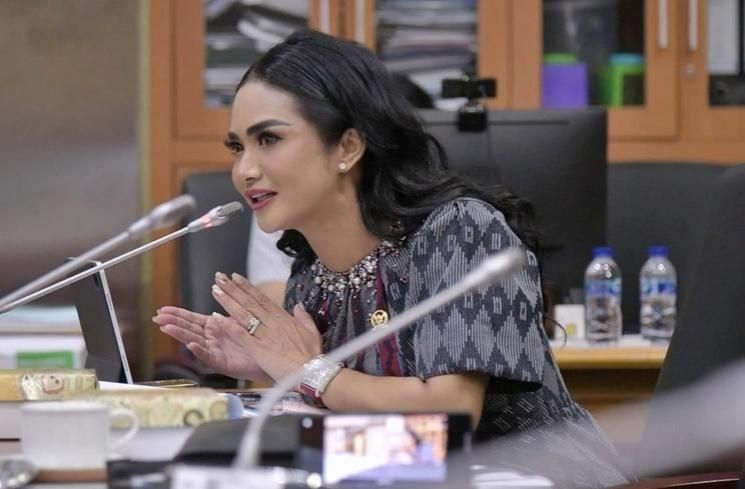 Gaya Ngantor Artis Anggota DPR (instagram)