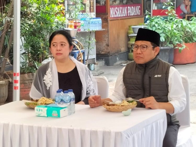 Puan Maharani dan Muhaimin Iskandar atau Cak Imin makan bareng di warung pecel usai berziarah ke TMP Kalibata, Minggu (25/9/2022). (Suara.com/Yasir)