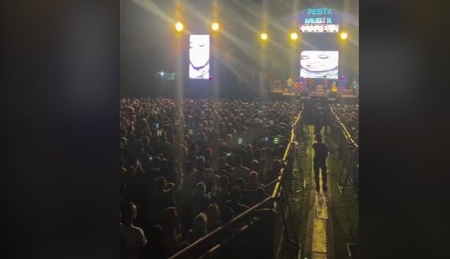 Tangkapan layar video viral lagu 'begitu sulut lupakan reyhan di konser Anji [TikTok]