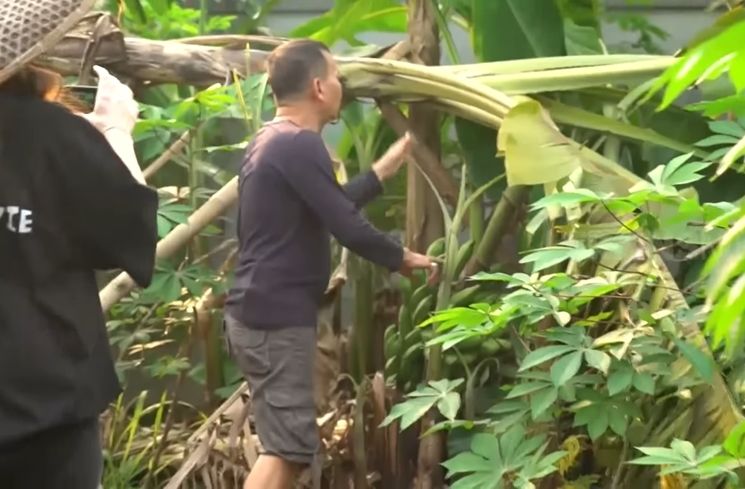 Momen Ayu Ting Ting dan Ayah Ojak berkebun (YouTube/TRANS7 OFFICIAL)