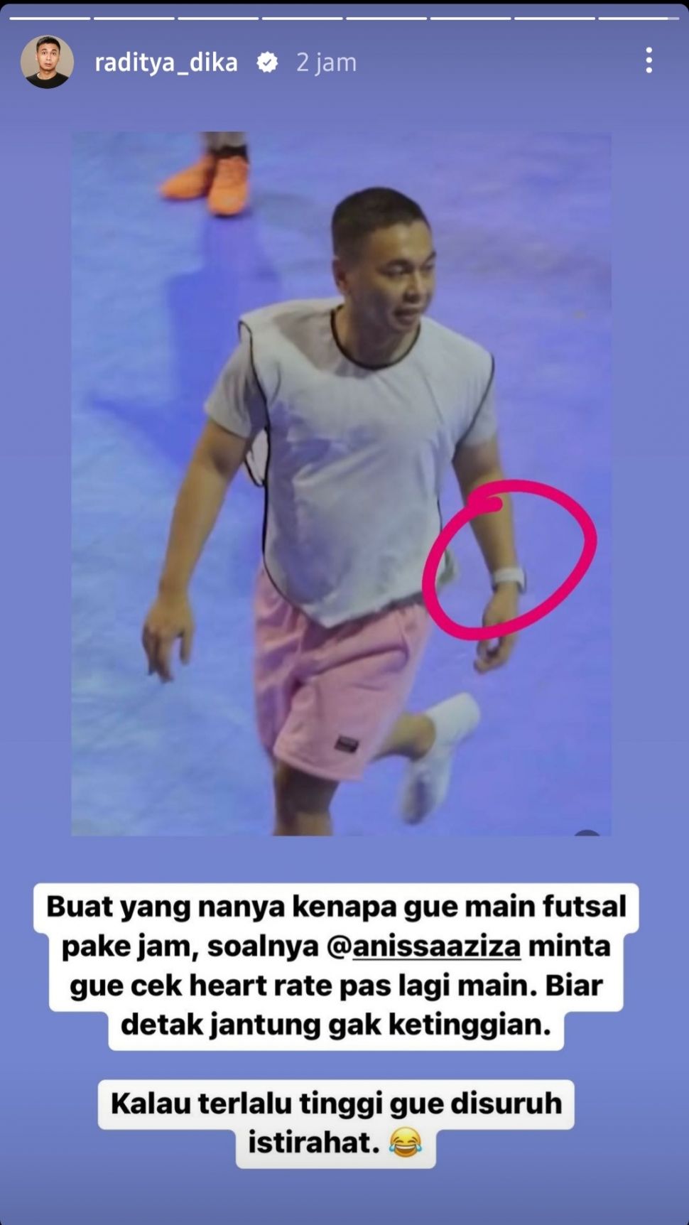 Raditya Dika main futsal pakai jam tangan. (Dok. Instagram)