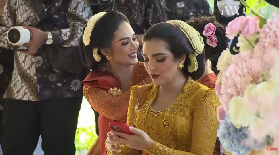 Penampilan Ashanty dan Krisdayanti di Prosesi Tedak Siten Ameena (YouTube/AH)