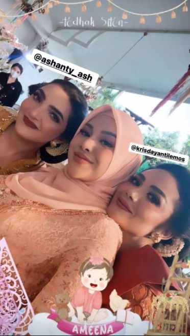 Beda Penampilan Ashanty dan KD di Tedak Siten Ameena (Instagram/aurelie.hermansyah)