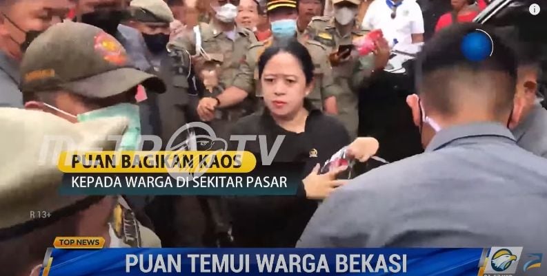 Puan bagikan kaos ke warga dengan wajah tegang. (YouTube/metrotvnews)