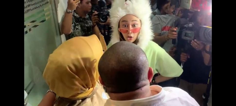 Denise Chariesta ribut lagi dengan Razman Arif Nasution saat sang pengacara hendak menggelar konferensi pers di kantornya di kawasan Kuningan, Jakarta Selatan, Selasa (27/9/2022). [YouTube Denise Chariesta]