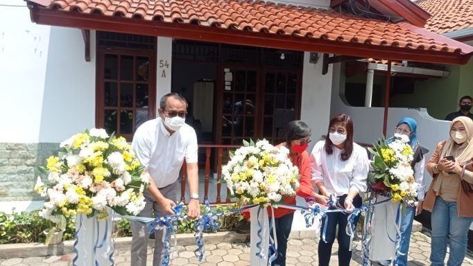 RSU Hermina Depok bekerja sama dengan FIFGROUP membuat program CSR yang menyediakan rumah singgah untuk para pasien dan keluarga. (Dok. Fajar/Suara.com)