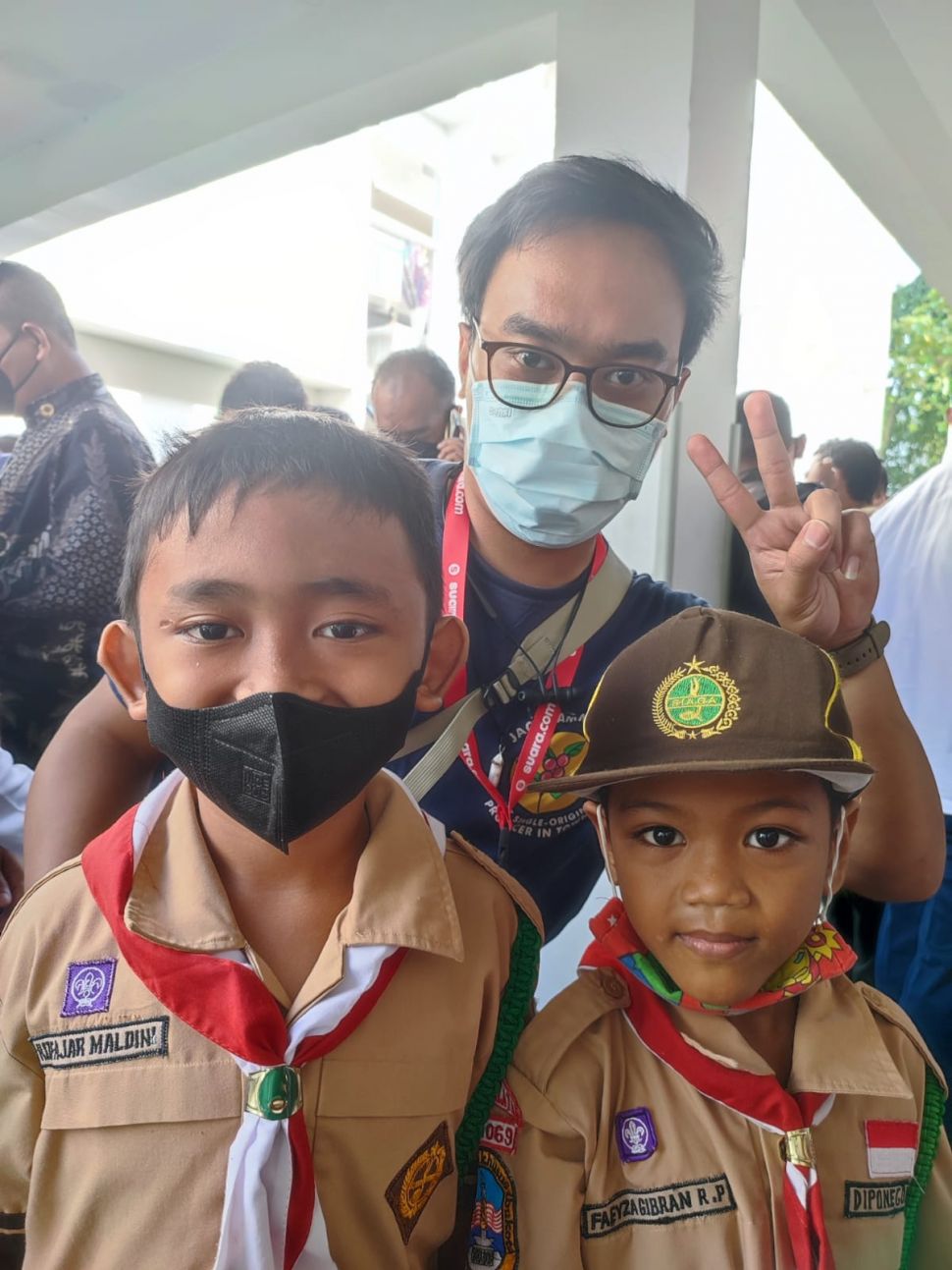 Dua bocah SD bernama Riza Fajar Maldini dan Faeyza Gibran R. P menunggu Anies untuk memberikan bir pletok. (ist)