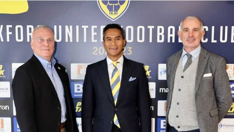 Pengusaha Indonesia, Anindya Bakrie (tengah) bersama petinggi tim Liga Inggris Oxford United. [oufc.co.uk]