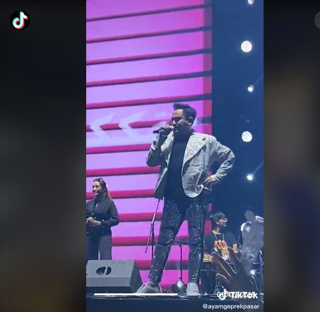 Potret Heboh King Nassar saat Manggung. (TikTok/ayamgeprekpasar)