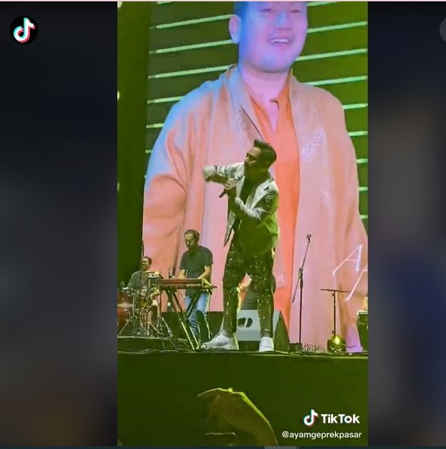 Potret Heboh King Nassar saat Manggung. (TikTok/ayamgeprekpasar)