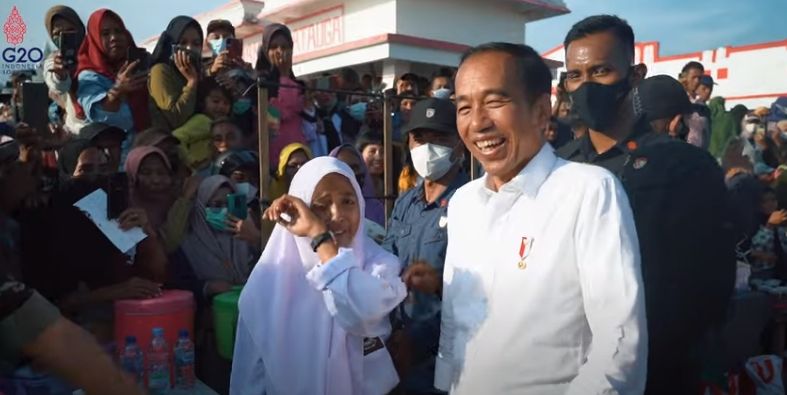 Jokowi tertawa dengar omelan anak SMA kepadanya. (YouTube/Sekretariat Presiden)