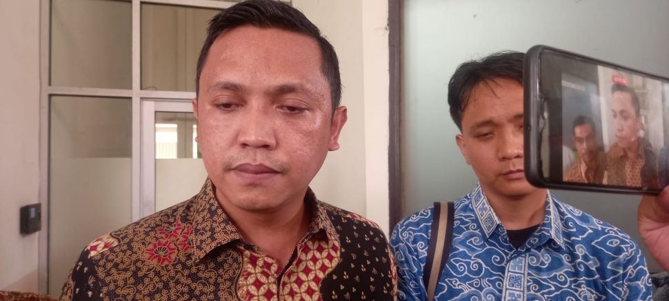 Ronny Talpessy, pengacara Bharada E saat ditemui di PN Jakarta Selatan. (Suara.com/Arga)