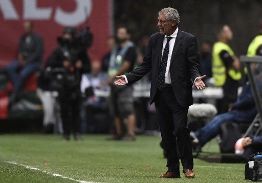 Gestur Pelatih Portugal Fernando Santos saat timnya menghadapi Spanyol di laga pamungkas Liga A Grup 2 UEFA Nations League di Stadion Municipal de Braga, Rabu (28/9/2022). [AFP]