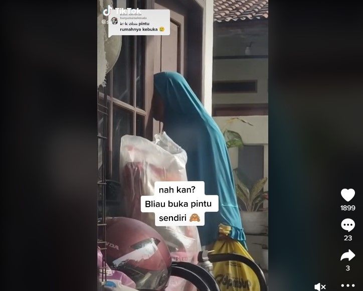 Momen pengemis terekam kamera membuka pintu rumah orang lain sendiri tanpa izin. (TikTok / @satriagemal)