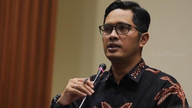 Mantan Juru Bicara KPK Febri Diansyah memberi keterangan pers di Gedung KPK, Jakarta, Jumat (12/10/2022). [Suara.com/Muhaimin A Untung]