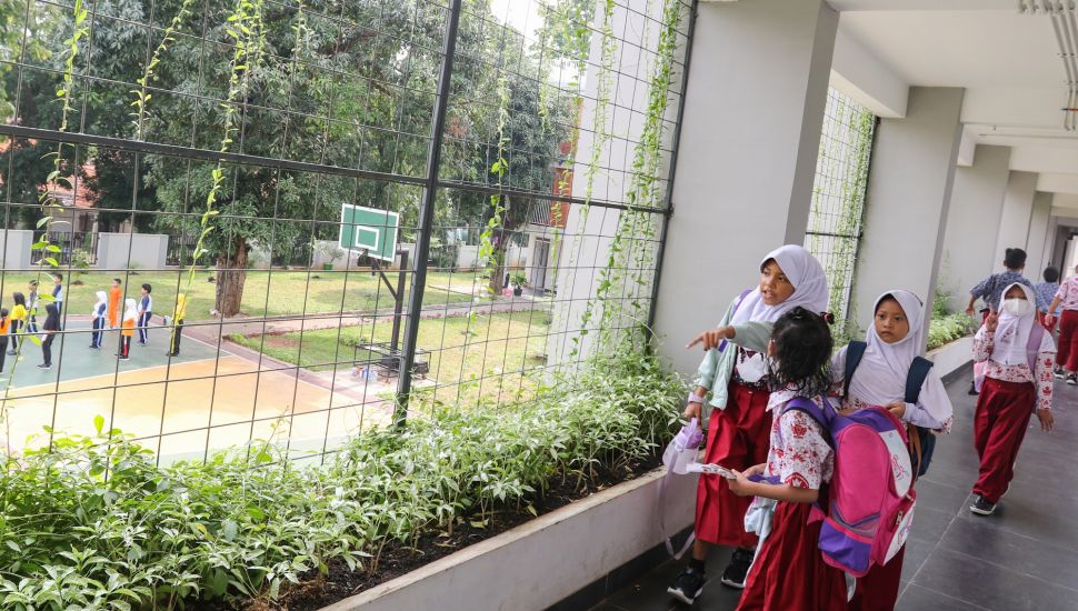 Pelajar usai mengikuti kegiatan belajar di SDN Ragunan 08 yang termasuk sekolah berkonsep net zero carbon di Ragunan, Jakarta Selatan, Kamis (29/9/2022). [Suara.com/Alfian Winanto]