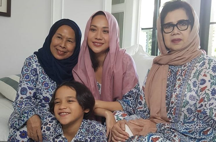 Potret kedekatan Bunga Citra Lestari dan mertua (Instagram/@dida_sinclair)