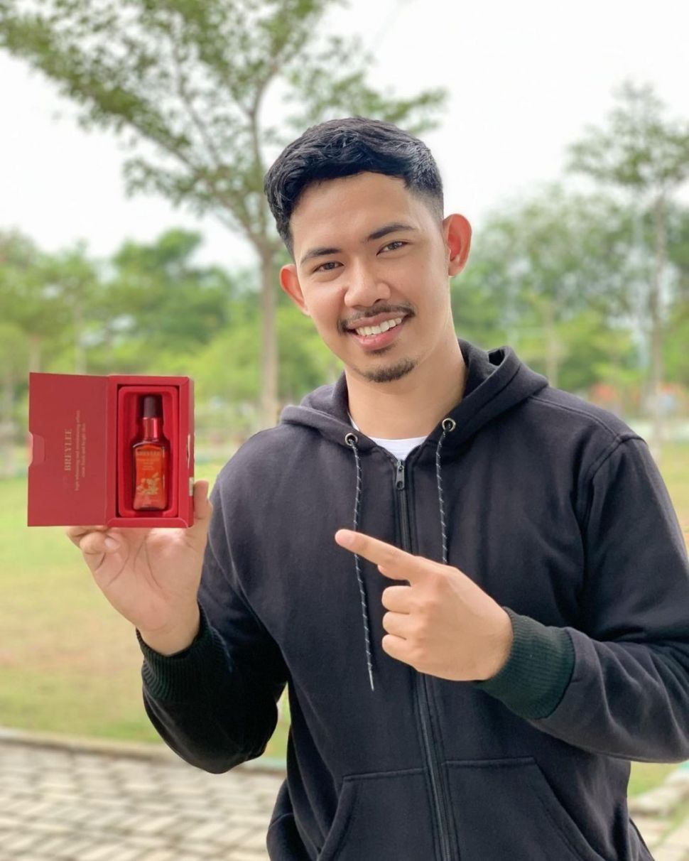 Selebgram Riffan mempromosikan sebuah produk. [Instagram]